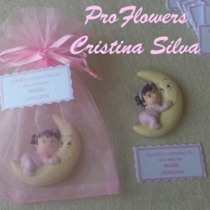 Iman bebé na lua, com saquinho de organza e etiqueta personalizada