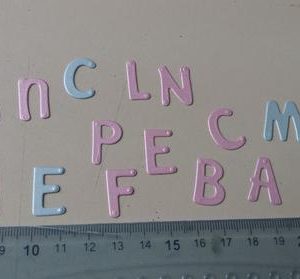 Letras maiusculas em cartolina lisa 2x1cm(aprox) qualquer cor