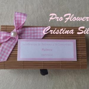 Caixa em bambu com laço e etiqueta personalizada