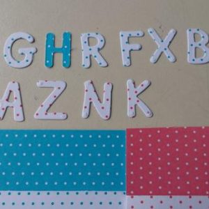 Letras maiusculas em cartolina bicolor 2x1cm (rosa ou azul)