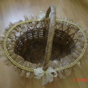 Cesta aprox.40cm decorada em dourado e perola