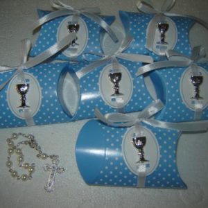 Caixa cartolina com pintas brancas com dezena no interior