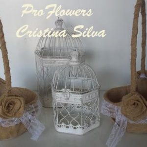 Cesta forrada de serapilheira para pétalas ou brindes