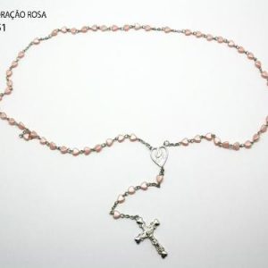 Terço com corações em rosa