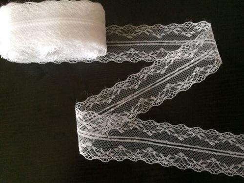 Renda branca - rolo com 10yds (aprox.9,20mt x 4cm largura) Renda branca - rolo com 10yds (aprox.9,20mt x 4cm largura)