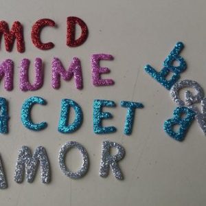 Letras maiusculas em EVA com glitter 2x1cm (aprox.)