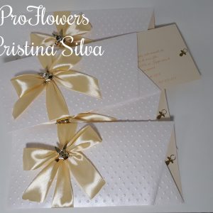 Convite em papel texturado branco e dourado