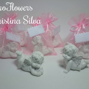 Anjo deitado com 8,5cm em saquinho de organza e cartão personalizado