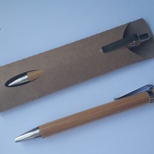 Caneta em madeira com bolsa em kraft