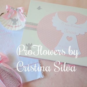 Caixa de madeira personalizada com toalha, concha e vela