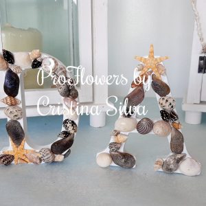 Letras em madeira decoradas com conchas